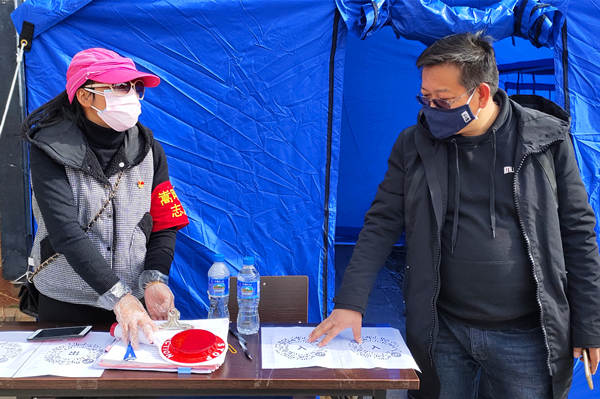 3.嵩明县纪检干部对嵩阳街道明馨园小区外来人员登记及“云南抗疫情”扫码工作落实情况进行监督检查。（杨箫）_副本.jpg