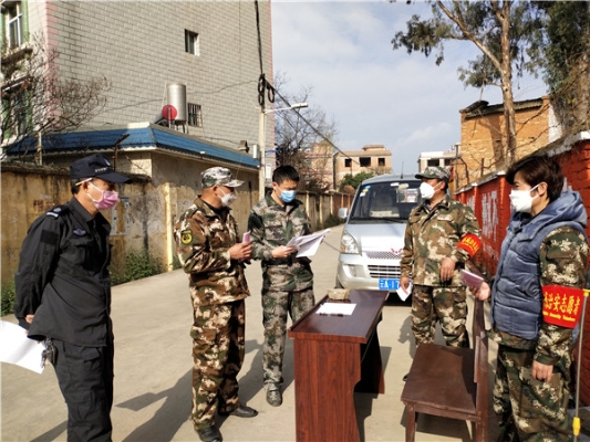 8.杨桥街道纪检干部检查布能社区居委会小庄子居民小组劝返点，要求执勤工作人员严格对进村人员检查并作好登记、外村人员一律劝返同时注意自身防护。（李淘以）.jpg
