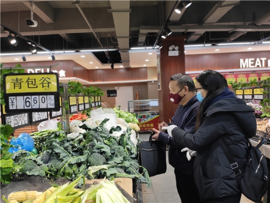 9.嵩明县纪检干部到县内各大超市监督检查保供蔬菜供应及市场价格情况。（丁刘杰）.jpg