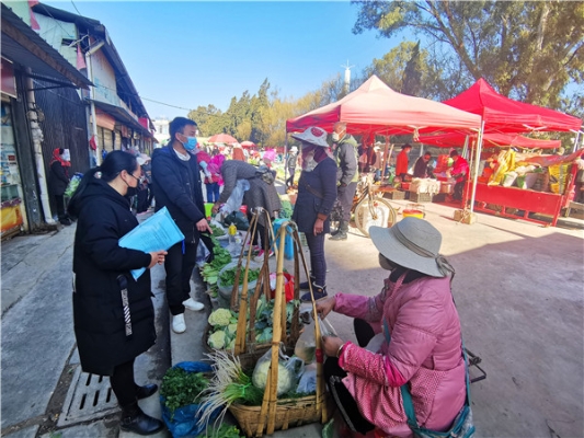 10嵩明县纪检干部到春苑农贸市场了解疫情防控期间市场供应及价格情况，确保全县人民的“菜篮子”有保障。（陈思琪）.jpg