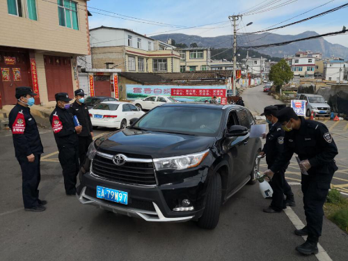 对进入警务营区人员进行体温检查，车辆消毒，扫码登记。