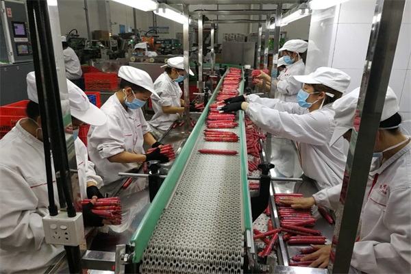 昆明双汇食品有限公司工人正在进行装箱前的外观检测.jpg