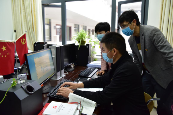 1.案件监督管理室主任向新入职的2名同志讲解案管系统录入、查询、导出数据等具体使用操作步骤。.png