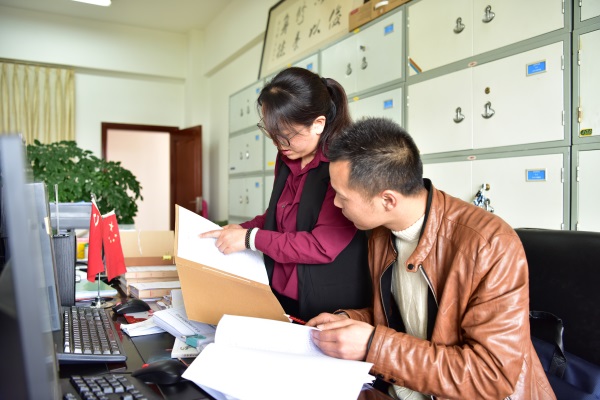 3.案件审理室同志指导圭山镇纪委整理规范审理卷宗。.jpg