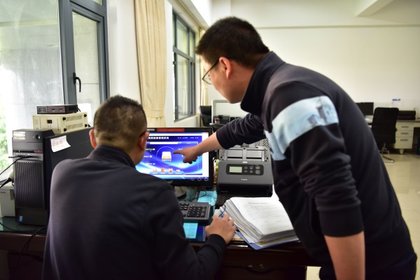 4.信访室主任指导跟班培训锻炼同志操作使用监督执纪问责信息管理、”五级联动“监督平台系统等。.jpg