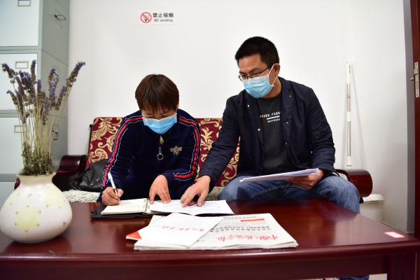 6.第二巡察组副组长对新一轮巡察工作人员进行巡前培训指导。.jpg
