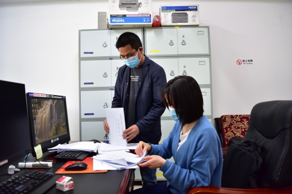 7.第二巡察组成员分析研究巡察发现问题。.jpg