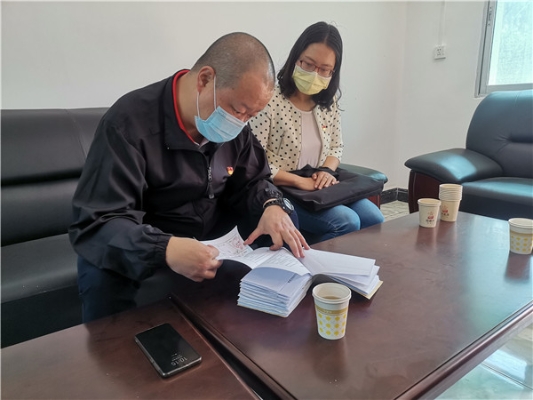 在八街街道检查财务经费支出台账.jpg