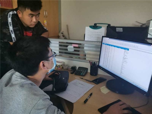 李选阳3检查温泉社区公车排班和使用情况.jpg
