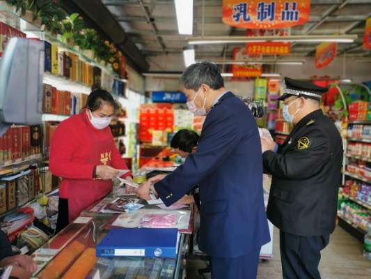1.石林纪委监委联合市场监管等部门深入超市、购物中心开展明查暗访，检查防控措施是否落实，是否存在囤积居奇哄抬物价，扰乱市场秩序等行为，助力群众“菜篮子”、“米袋子”保质保量供应。.jpg