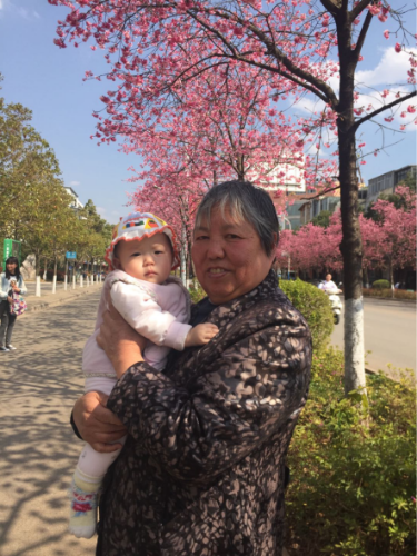 【纪检人•镜头】十月胎恩重，三生报答轻429.png