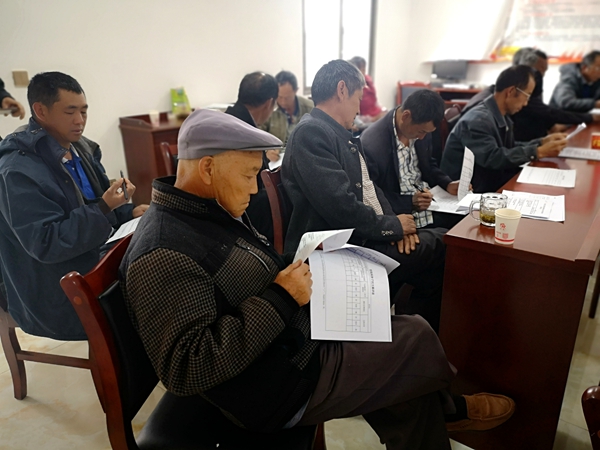巡察组在阿旺镇村（社区）开展民主测评，群众代表正在填写民主测评表七组测评会2_副本.jpg