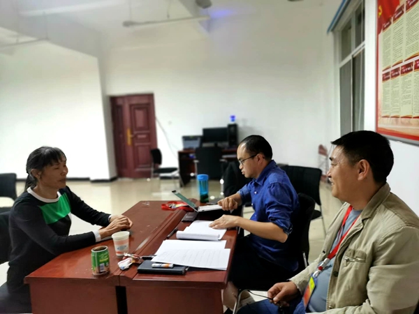 巡察组在汤丹镇与村干部进行个别谈话3组1_副本.jpg