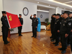 疫情当前，强化党旗引领，发挥党员先锋模范作用，重温入党誓词。