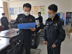随机抽查民警熟悉掌握疫情防控知识和《昆明市公安机关战时队伍管理“四个严查”“五个一律”“六个必须”工作规定》。