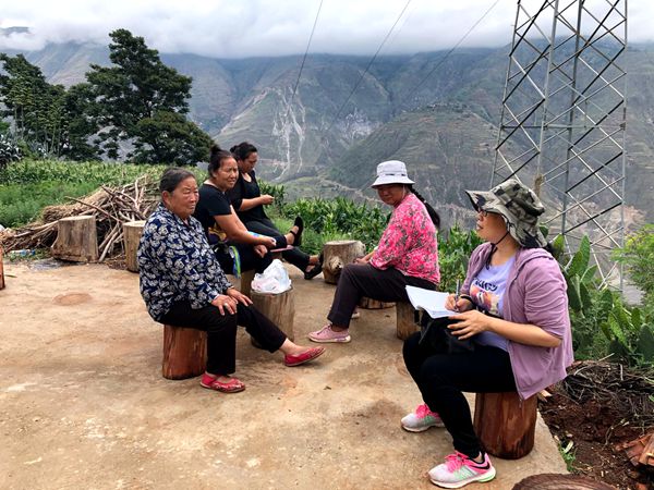 督战队员在村口村民向了解政策落实情况_副本.jpg