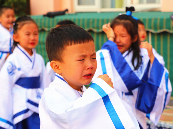 【纪检人•镜头】开笔破蒙 传承经典641.png