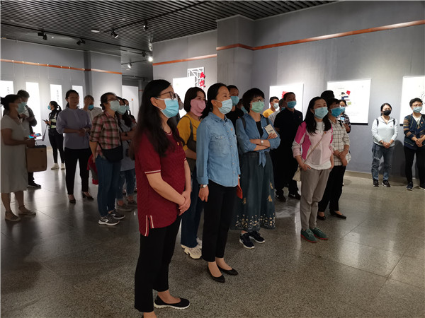支部全体党员心怀敬畏，专注而认真，驻足品味廉洁文化史传承和精神内核。.jpg