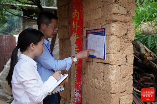 云南省安宁市纪委监委着力在小微权力清单运行监督上下功夫，走村入户、深入田间地头向群众了解村组干部落实9项责任清单及32项村级重大决策、村级集体“三资”处置等情况，确保小微权力在阳光下运行，提升群众满意度。（云南省安宁市纪委监委　吕彦臻　摄）.jpg