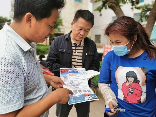 安宁市委巡察组走村入户向群众宣传讲解巡察直通车二维码使用方法，鼓励群众举报反映村组干部违纪违法问题线索，着力提升村居巡察发现问题的精准度及力度。（李盼  摄）.jpeg