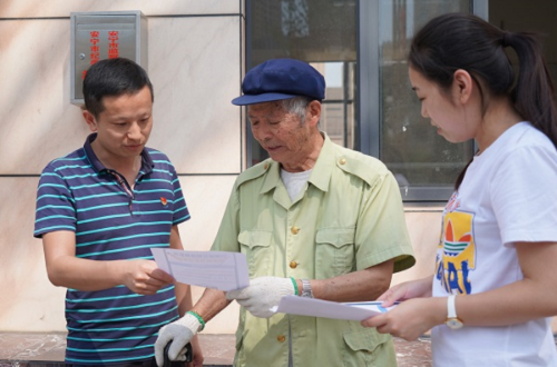 安宁市纪检监察机关深入村（社区）、超市等场所，通过面对面交流、现场指导、发放宣传单等形式向群众宣传信访举报相关知识，引导和鼓励群众依法、有序、有效反映问题。（吕彦臻  摄）.png