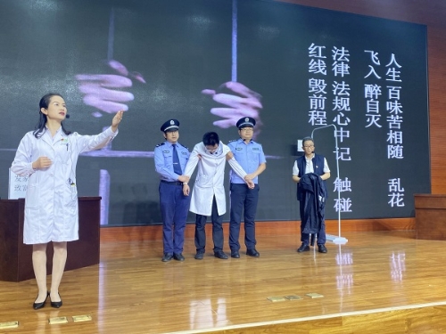 为营造“以廉为荣、以贪为耻”的良好风气，昆钢医院把廉政文化建设作为基础工程来抓，结合日常廉政风险点编排清廉情景剧，引导党员干部学廉、用廉、崇廉、树廉。（李萍  摄）httpwww.jjjc.yn.gov.cninfo-141-103279.html.jpeg