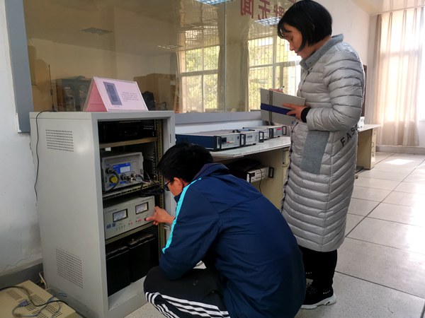 区防震减灾局干部春节收假后及时检查强震监测观测设备（周云 摄）2_副本.jpg