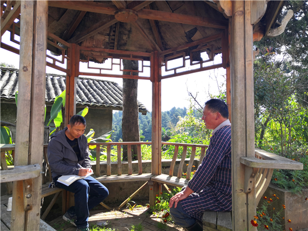 六街镇纪委到青菜村委会小湾山村检查群众身边腐败和作风问题_副本.jpg
