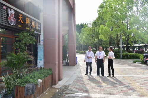 县党代会期间，纪检监察干部对县城内餐馆、酒肆开展明察暗访，检查有无违规吃喝、互送土特产等违反“四风”问题。李抒璠摄.jpg