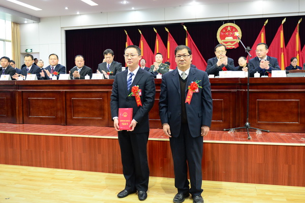 颁发当选证书.jpg