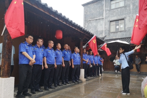 城市管理局组织全体党员到张炽故居参观学习 赵德富.jpg