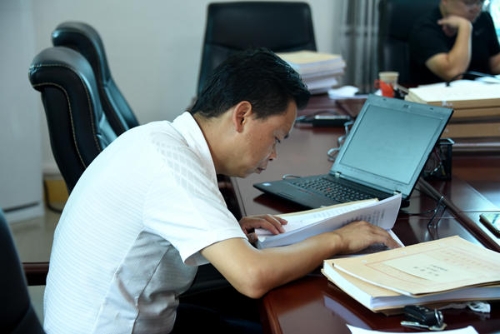 第一评查调研组同志正在认真查阅东川区案件卷宗材料。_副本.jpg