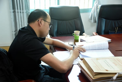 第一评查调研组同志对所抽查案件进行打分。_副本.jpg