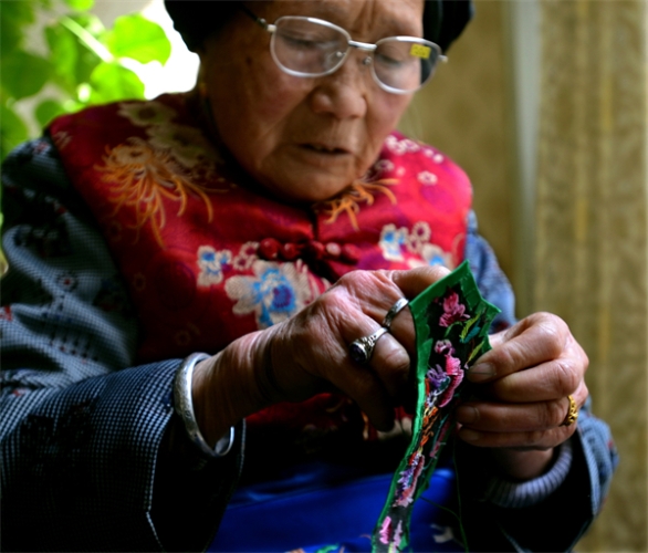 周明清 57岁  电话；13888386372《80岁刺绣老人》组照01晋城河西村80岁老人刺绣惹人爱。.jpg