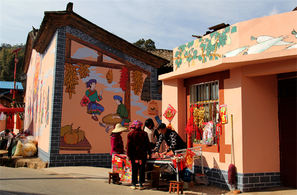 画中画（2015年2月10日，一位小贩在双河街头卖年画，别具特色的双河街景美如画。）.jpg