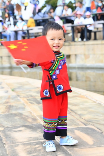 撒尼儿童挥舞国旗，爱国的种子在心中发芽。王丽梅摄.jpg