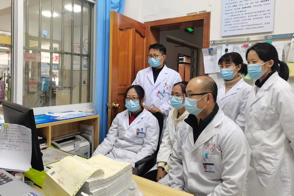医务工作者在工作间隙回看直播盛况，学习中央精神 黄思航摄.jpg