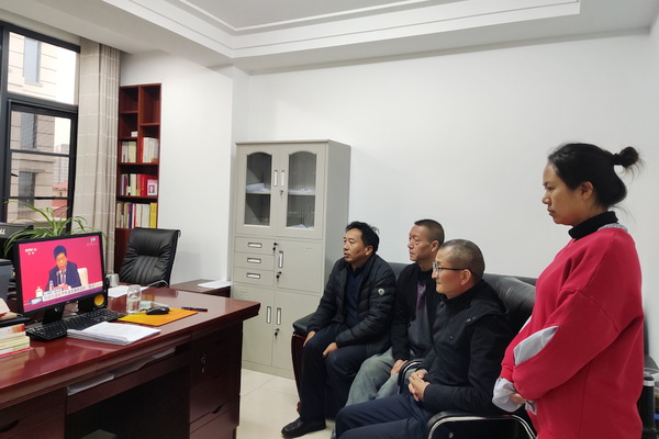县供销社干部集体收看直播情况 胡志祥摄.jpg