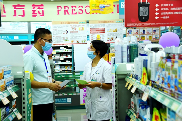 检查组到定点零售药店了解相关情况_副本.jpg