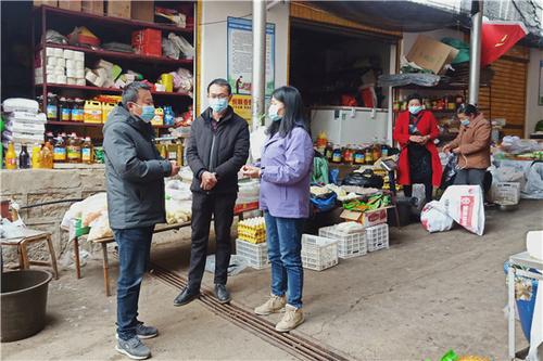 翠华镇（翠华镇纪委对集镇农贸市场疫情防控落实情况开展监督检查，要求经营人员、进出人员严格落实扫码亮码、测体温、戴口罩、1米线要求。）.jpg