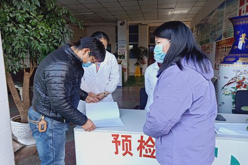 翠华镇（翠华镇人大主席、组织委员到文明医院开展疫情防控专项监督检查，重点查看防疫物资准备情况、场所消毒情况及各种记录是否规范、完善。）.jpg