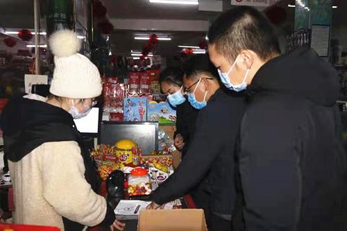 中屏镇（县委常委、统战部部长，县政协党组副书记康怡，中屏镇党委书记保振邦，卫生院院长杨存富对集镇超市、商铺开展疫情防控监督检查。）.jpg