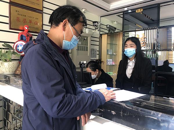县司法局元旦期间检查沿街商铺落实疫情防控措施情况.jpg