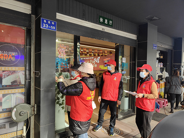 财政局干部职工元旦期间到社区开展疫情防控宣传工作。.jpg