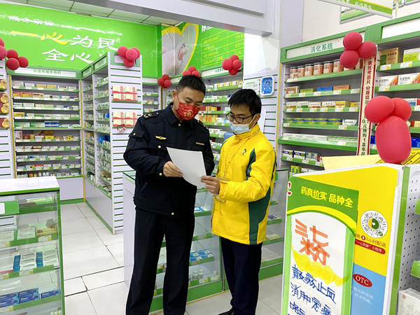 区市场监管局主要领导带队向药店告知疫情防控要求（唐瑾摄影）_副本.jpg