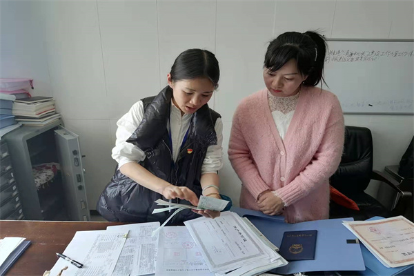 杨宝利，第二巡察组查看被巡察单位会计凭证.jpg
