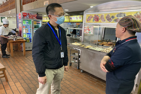 饶剑磊，第四巡察组到市场了解商户在遇到”吃拿卡要”情况.jpg