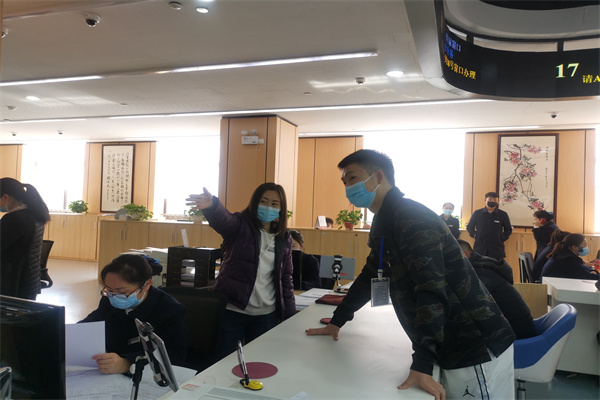 李姝，第五巡察组采取体验式监督方式，对窗口工作人员办事流程和服务态度进行监督检查.jpg