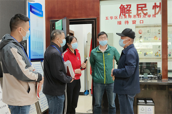 邹刚，区委第二巡察组到信访局接待大厅现场检查、走访接待来访群众.jpg