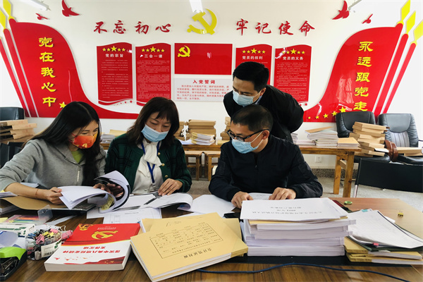 饶剑磊，区委第四巡察组同财务组就市生态环境局五华分局及下属执法大队和环境监测站发现问题进行讨论分析。.jpg